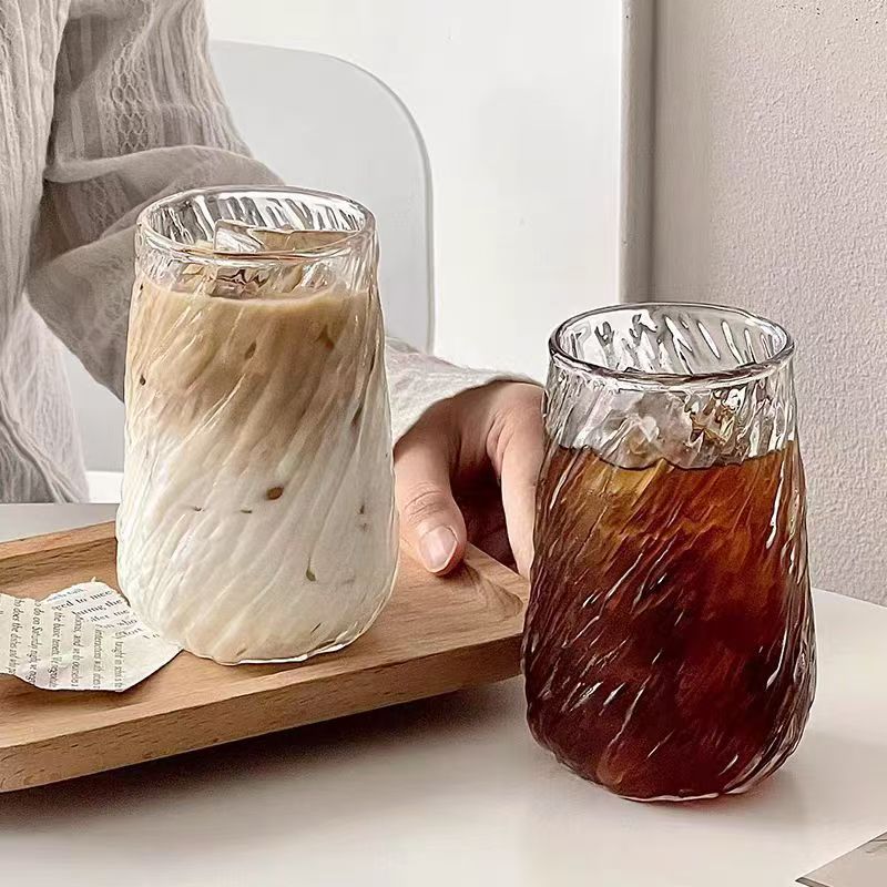 Čínské skleněné šálky jsou vyrobeny z různých materiálů