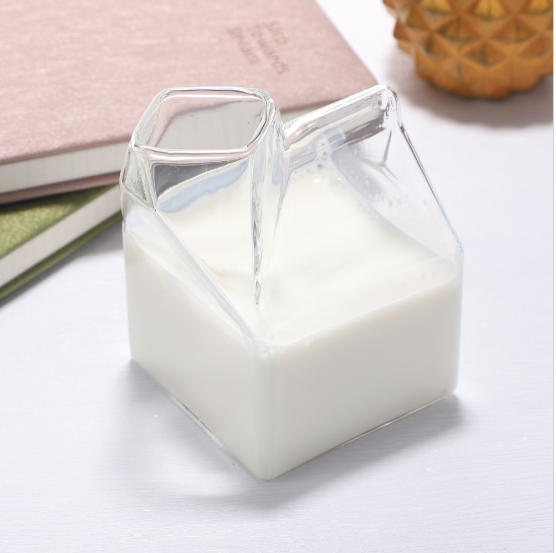 Nejkrásnější nápoje vyrobené z průhledných skleněných šálků