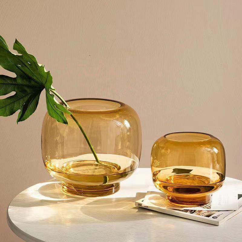 Kulatá váza hodná Instagramu s velkým břichem