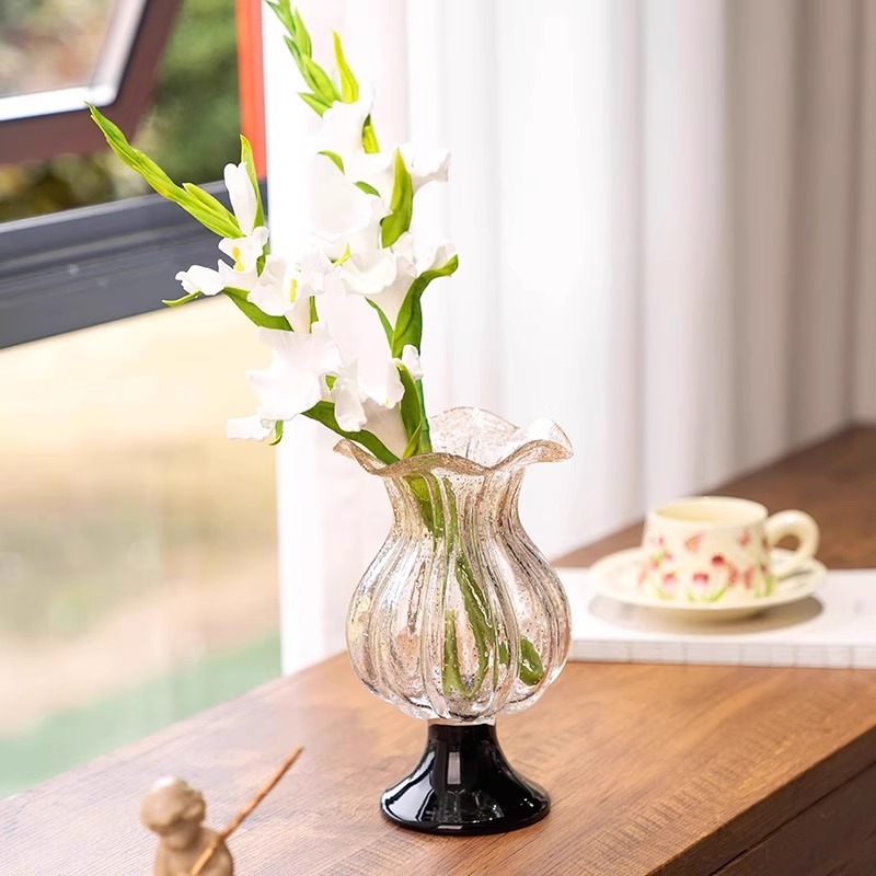 Luxusní vysoká skleněná váza ve vintage stylu se zlatými skvrnami