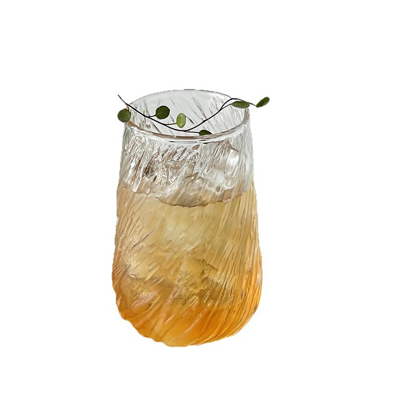 Minimalistický, průhledný, vysoce kvalitní skleněný šálek na kávu