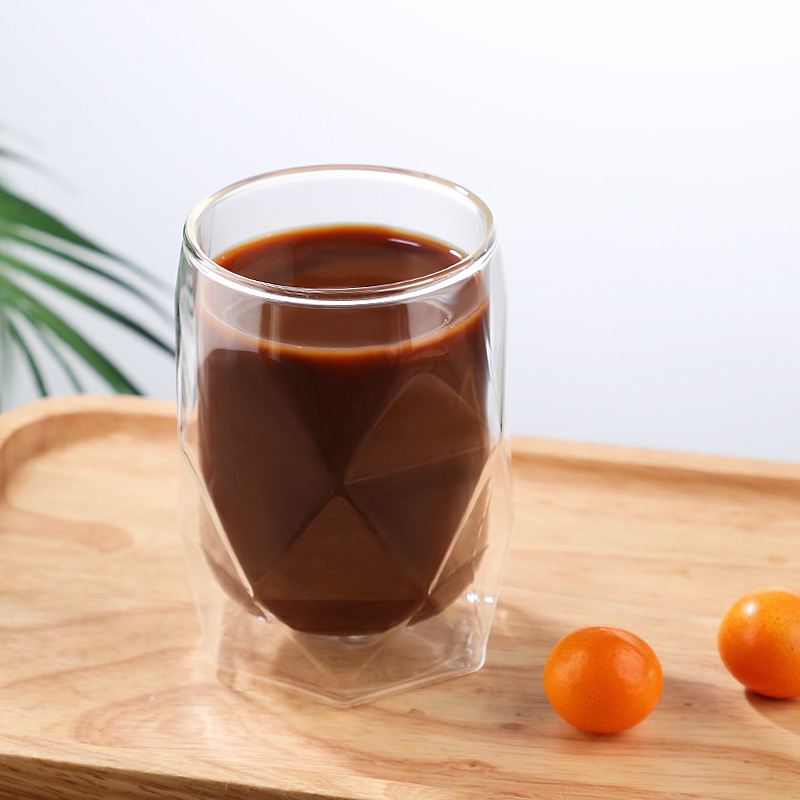 Jednoduchý tepelně odolný dvoustěnný izolovaný skleněný pohár